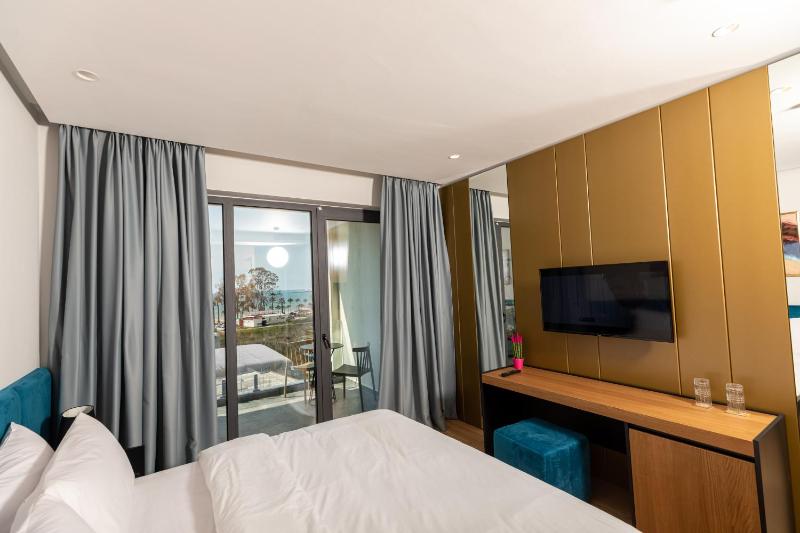 Double Room with City View image 3