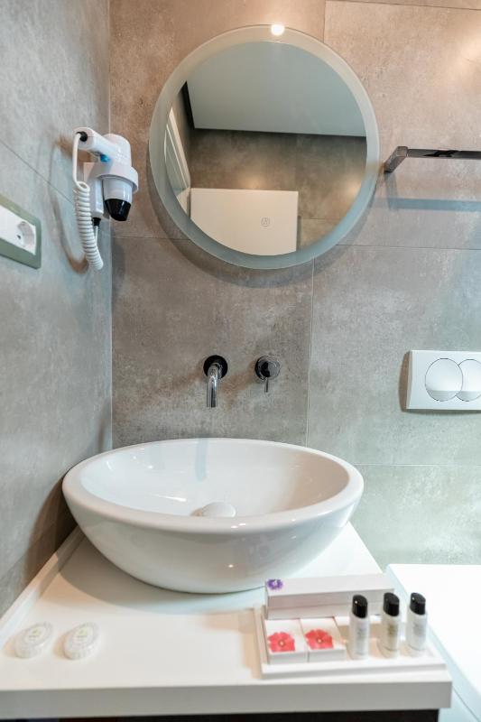 Triple Room with City View image 3