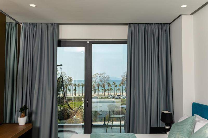 Triple Room with City View image 2