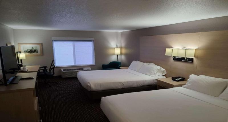 Queen Room with Two Queen Beds and Communication Assitance image 4
