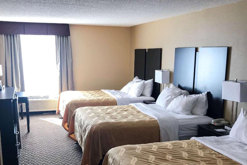 Queen Room with Three Queen Beds - Non-Smoking image 1