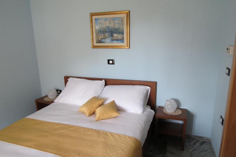 Double Room with Balcony image 4