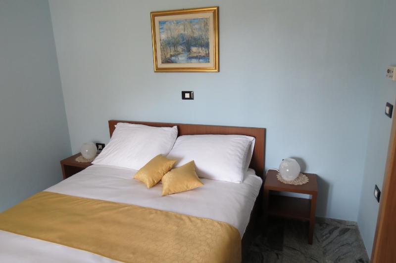 Double Room with Balcony image 3