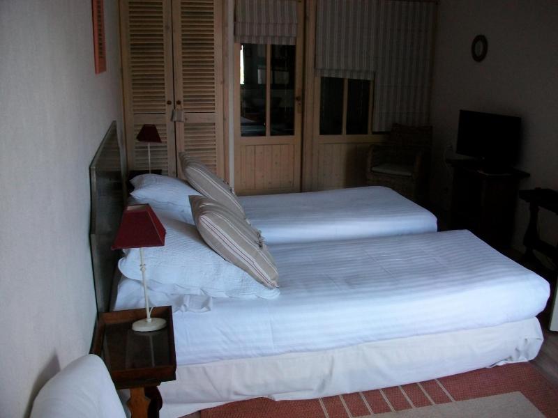 Twin Room with Garden View image 3