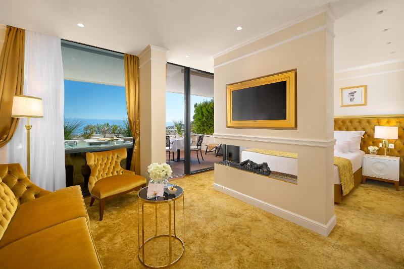 Deluxe Suite Sea Front and Outdoor Jacuzzi image 1