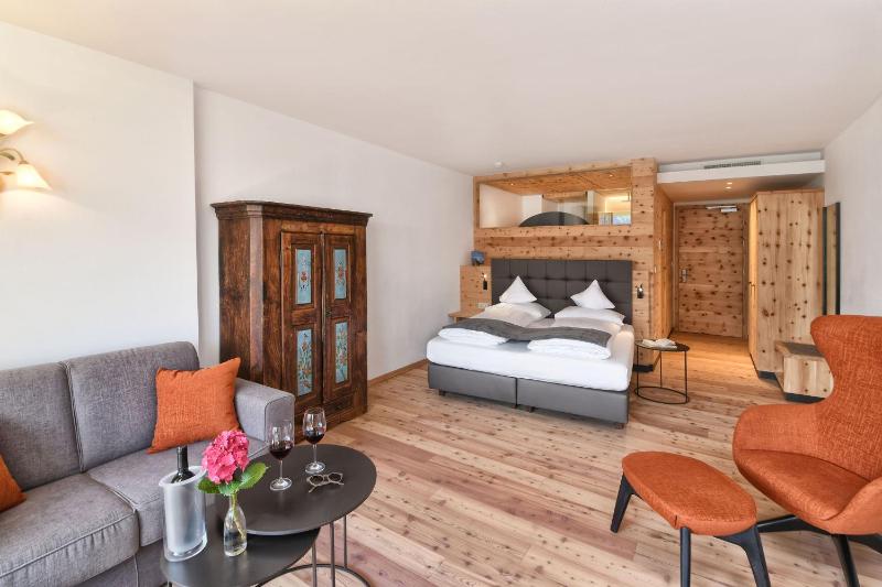 Deluxe Double Room with Balcony image 3