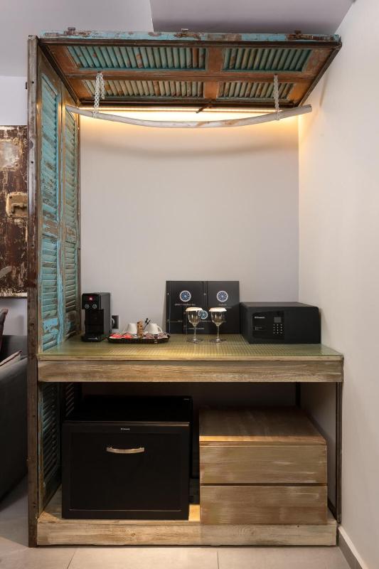 Queen Suite with Private Outdoor Hot Tub - Iviskos image 3