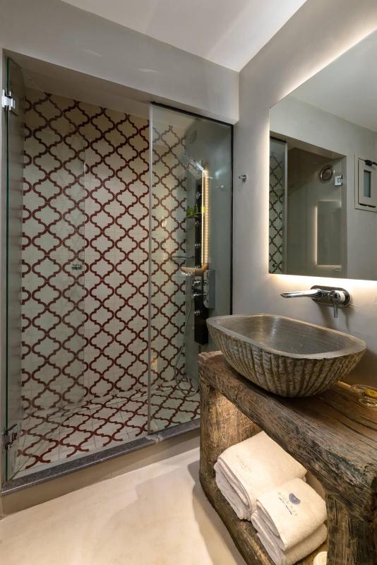 Queen Suite with Private Outdoor Hot Tub - Iviskos image 2