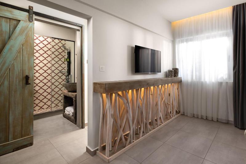 Queen Suite with Private Outdoor Hot Tub - Iviskos image 4