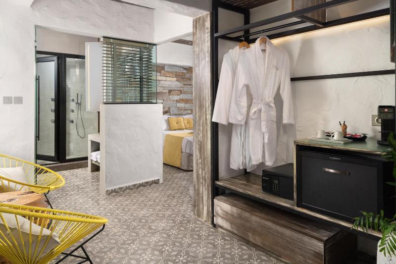 King Suite with Private Outdoor Hot Tub - Helios image 4