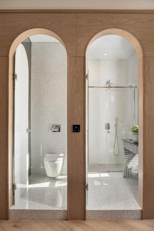 King Suite with Balcony image 4