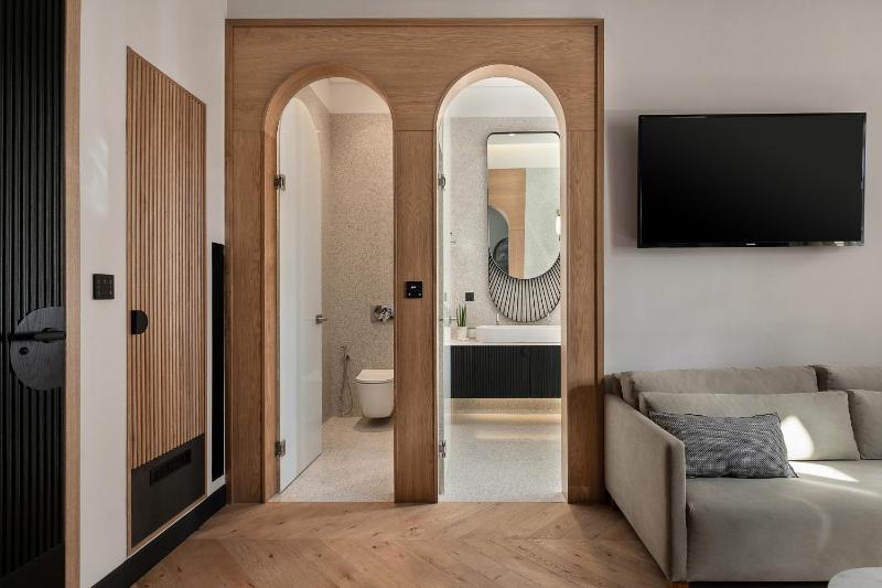 Deluxe Suite with Spa Bath image 4