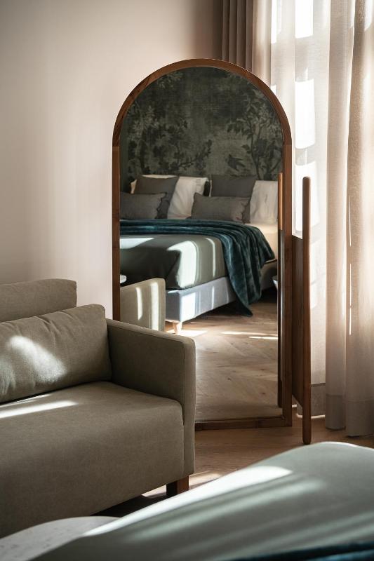 Deluxe Suite with Spa Bath image 1