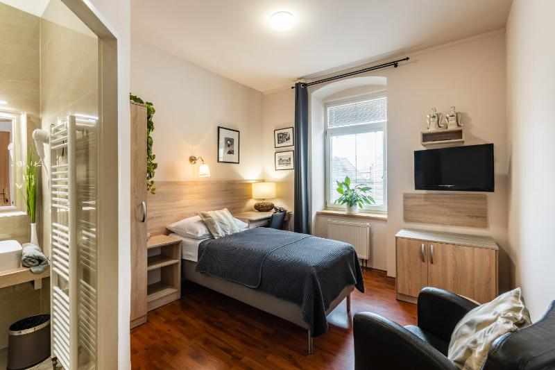 Single Room image 3