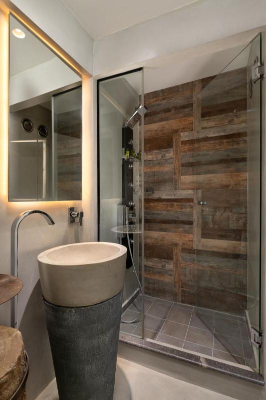 Deluxe Junior Suite with Balcony image 2