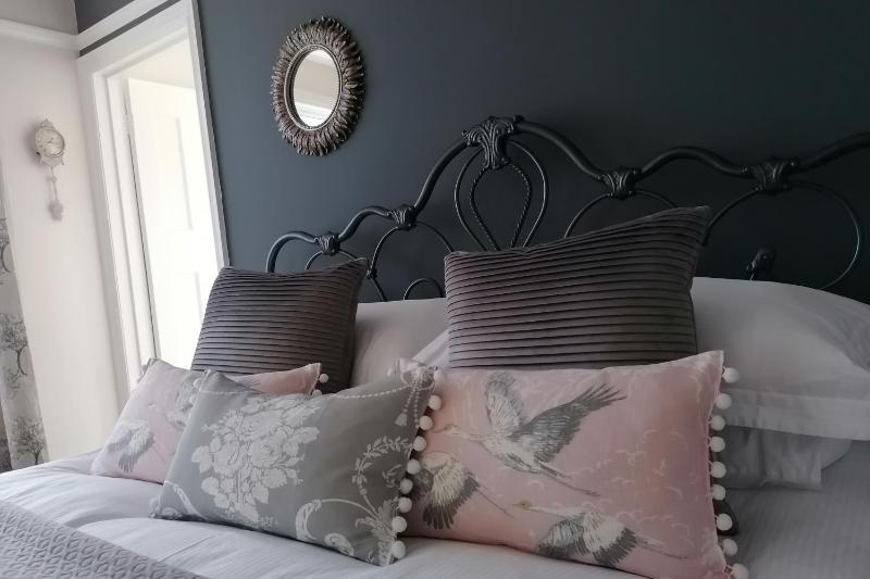 Deluxe King Room image 3