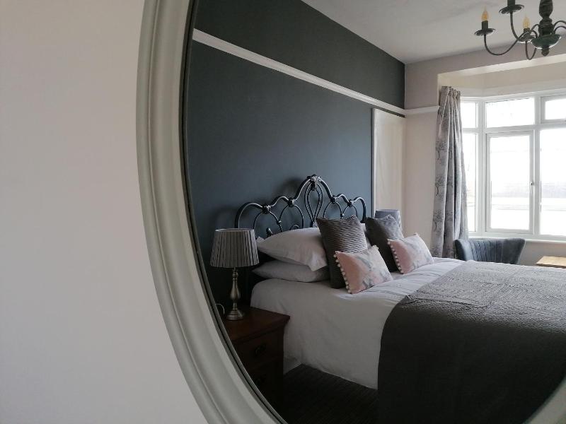 Deluxe King Room image 2