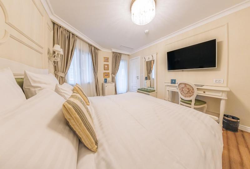 Queen Room image 3