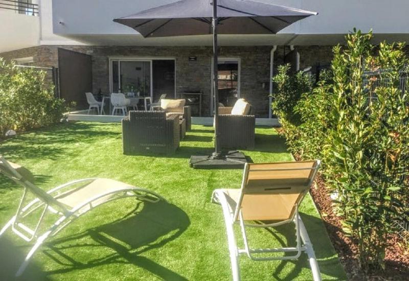 Moderne T2 avec garage ,très calme avec jardin privé et piscine, à 400m du centre ville et des plages, WIFI remise supplémentaire de 10 pourcent pour une location à la semaine Images