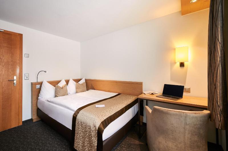 Small Double Room image 3