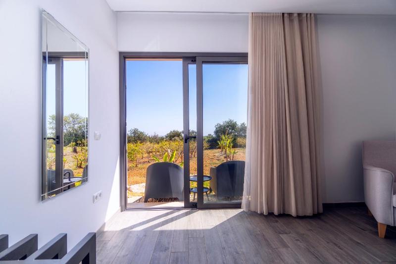 Deluxe Double Room with Garden image 2