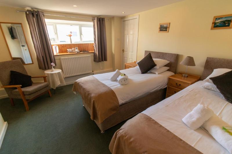 Twin Room image 1
