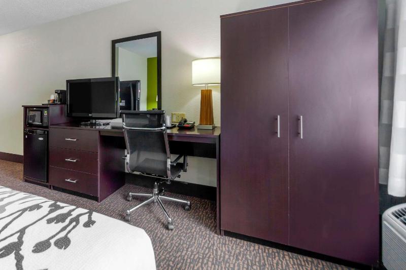 Queen Room - Accessible/Non-Smoking image 2
