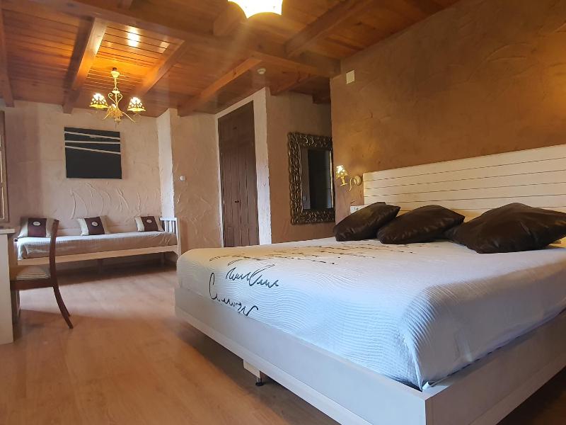 Deluxe King Suite image 2