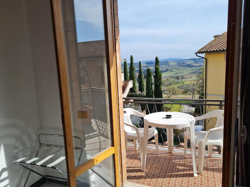 Deluxe Double Room with Balcony image 3