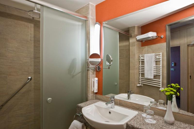 Deluxe Twin Room image 3