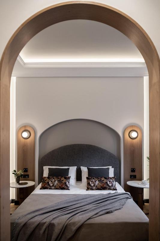 Deluxe King Room image 3