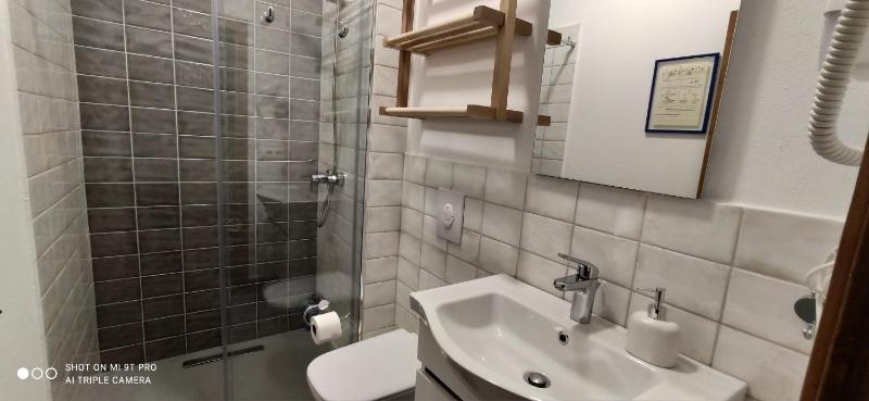 Twin Room image 2