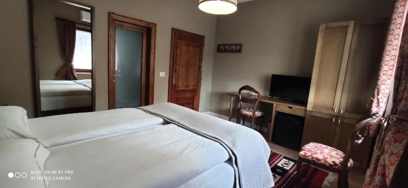 Double Room image 3