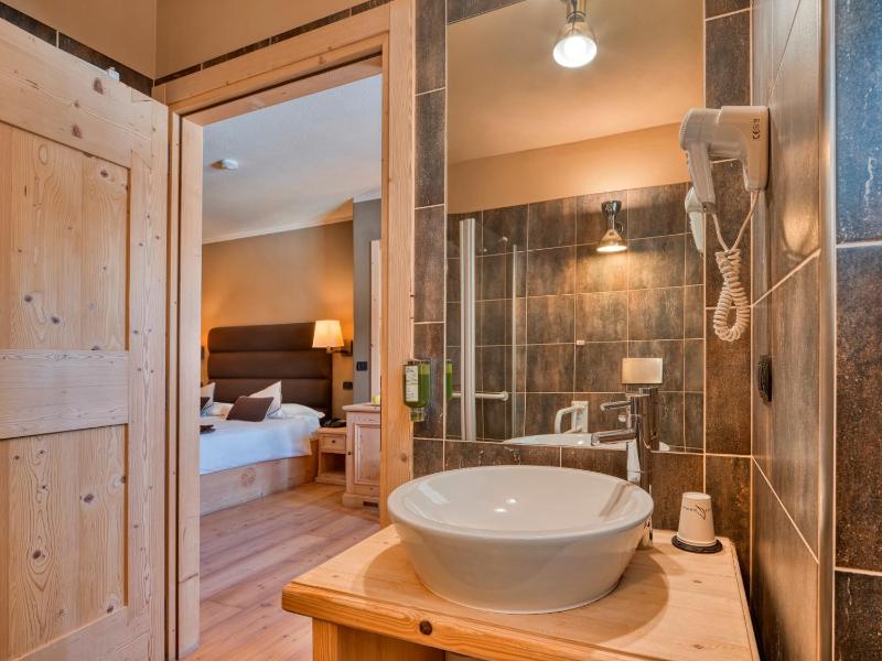 Double or Twin Room with Balcony image 4