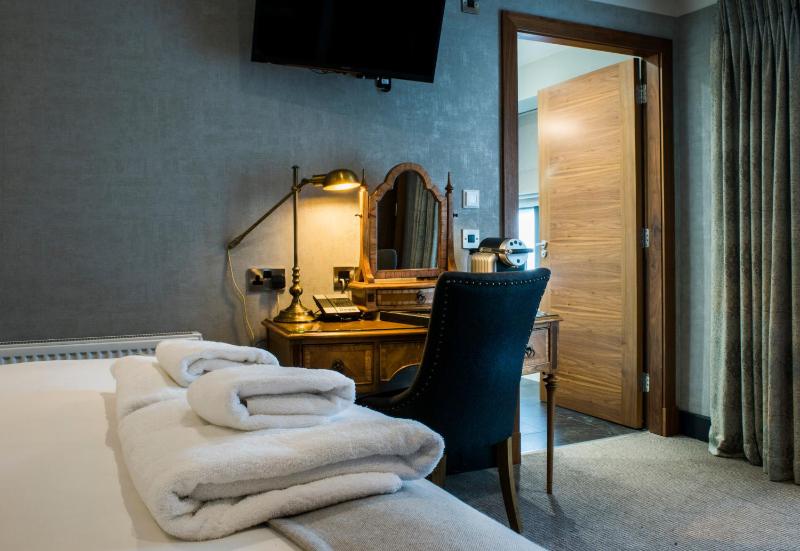 Deluxe Double or Twin Room image 2