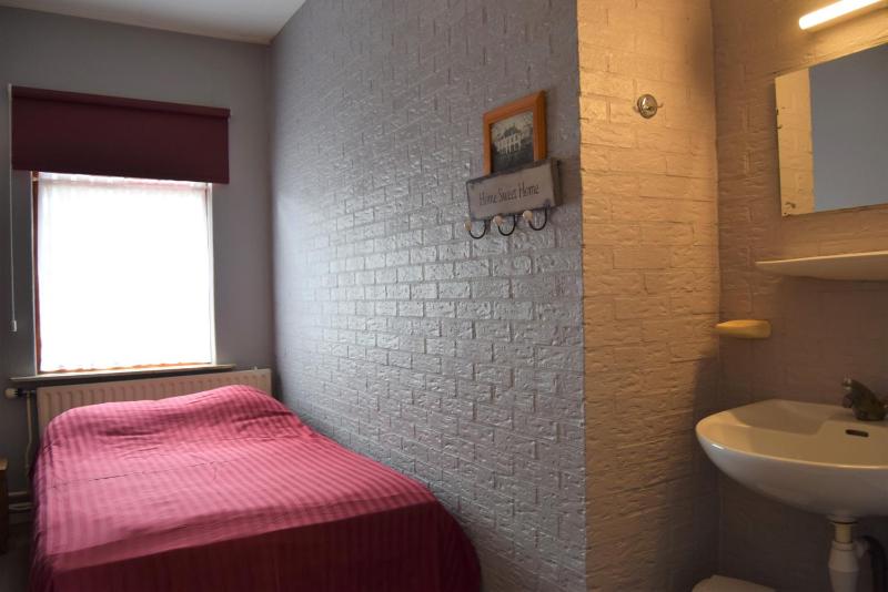 Single Room with Shared Bathroom image 1