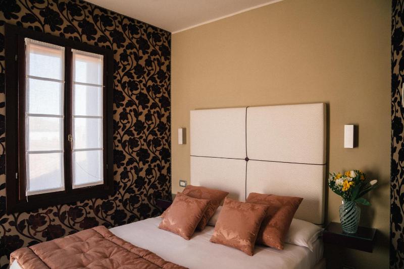 Deluxe Double Room image 4