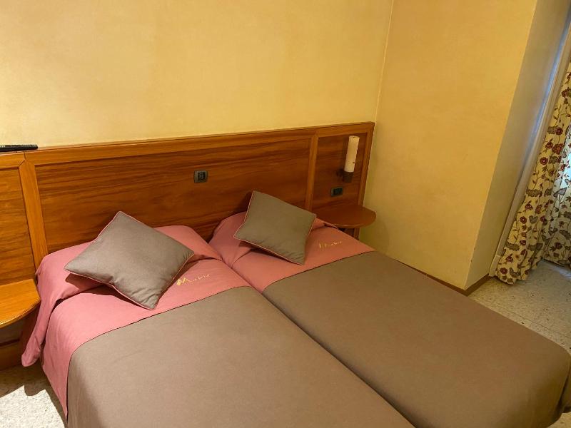 Double or Twin Room image 4