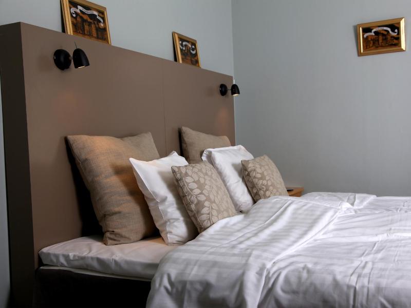Basic Single Room with Shared Bathroom image 3