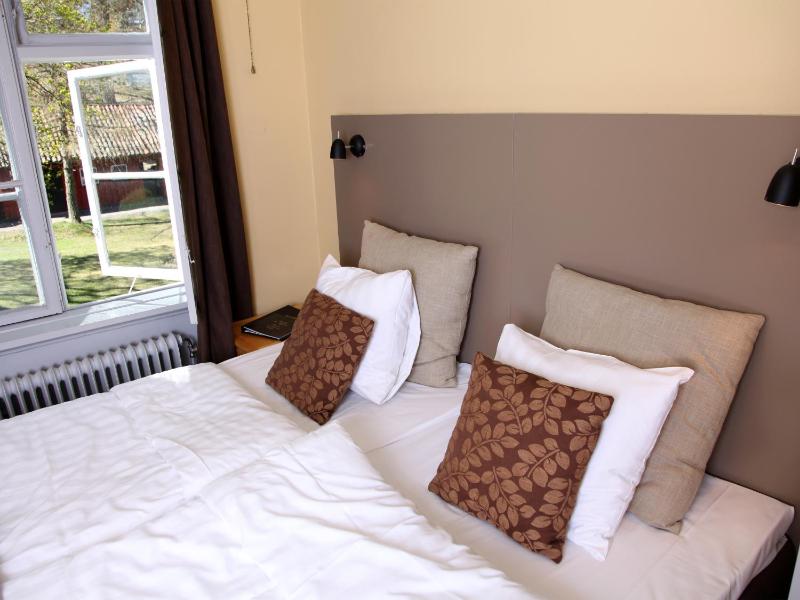 Double or Twin Room with Shared Bathroom image 3