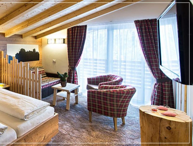 Double Room with Balcony image 4