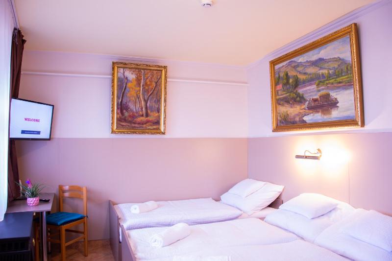 Superior Triple Room image 4