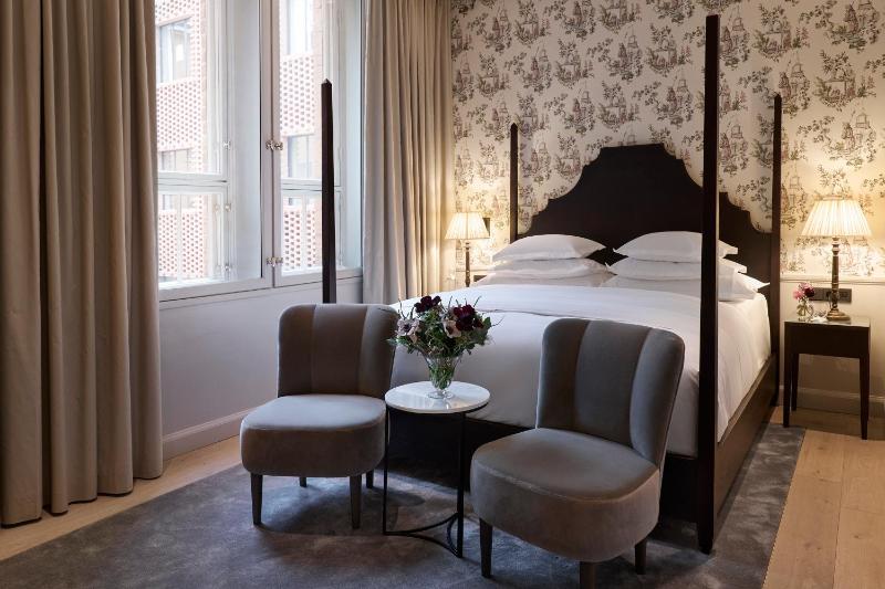 Deluxe Room image 3