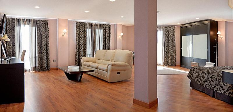 Suite with Spa Bath image 3