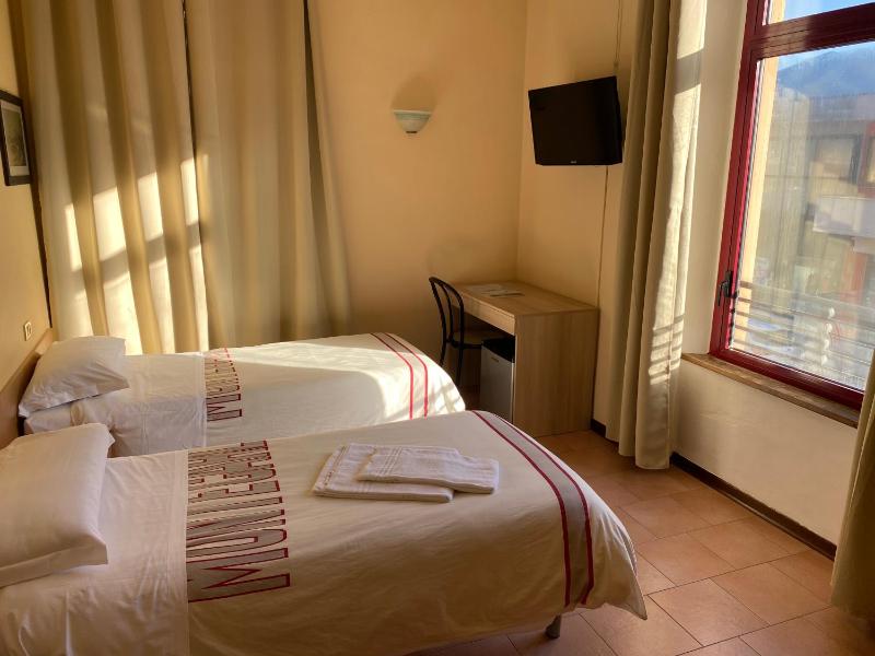 Twin Room image 4