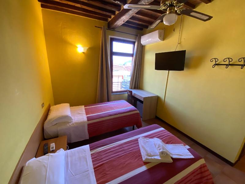 Twin Room image 3