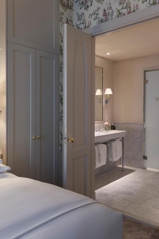 One-Bedroom Suite image 3