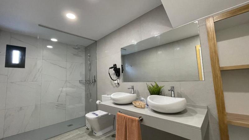 Two-Bedroom Deluxe Apartment image 1