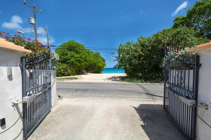 Graceville Beach House - by ZenBreak - image 11