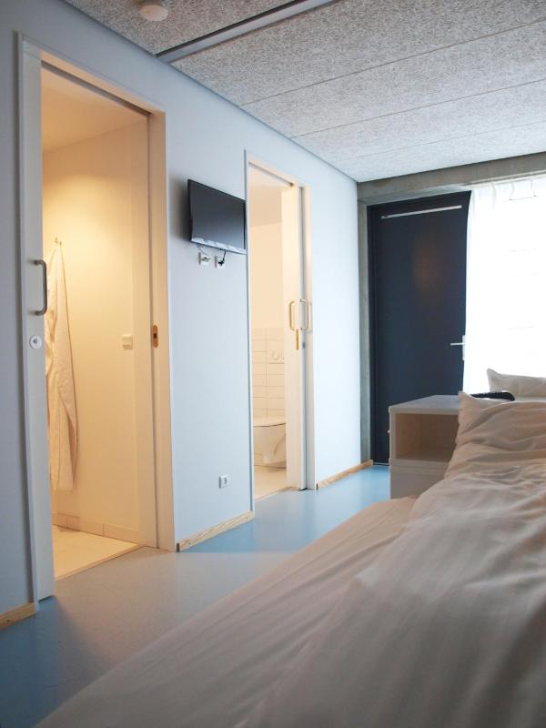 Standard Twin Room image 3